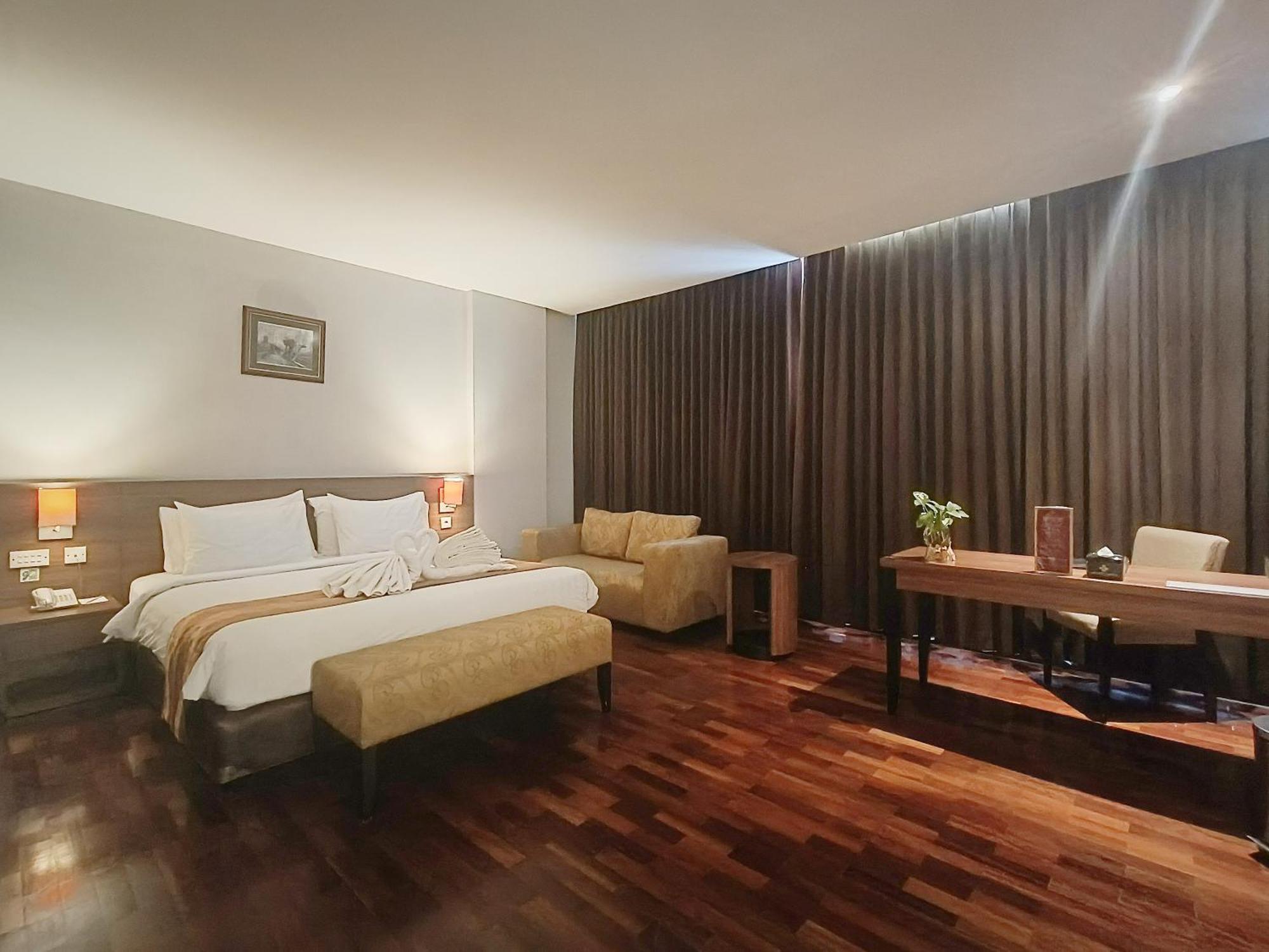 Grand Cakra Hotel Malang Buitenkant foto