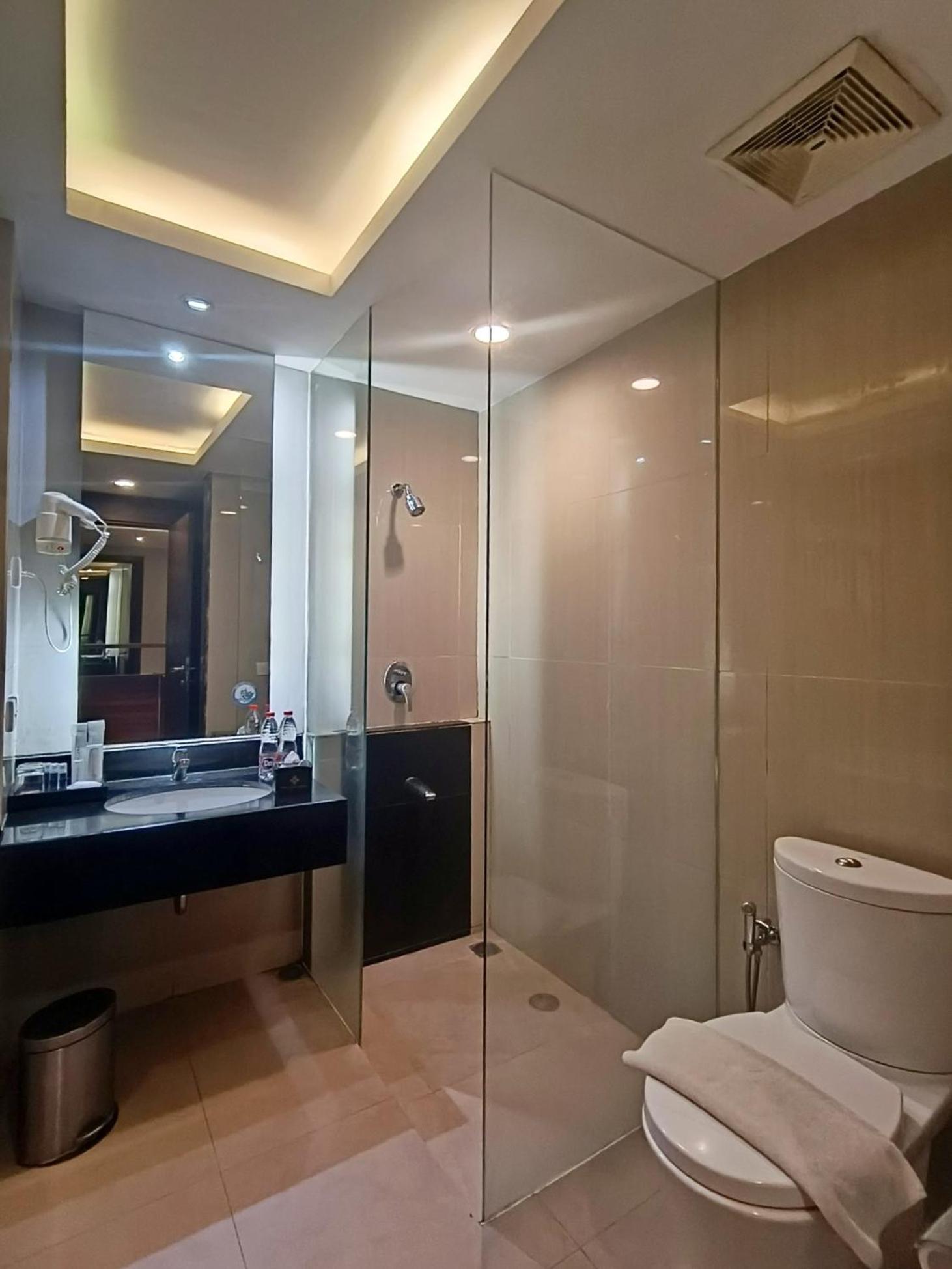Grand Cakra Hotel Malang Buitenkant foto