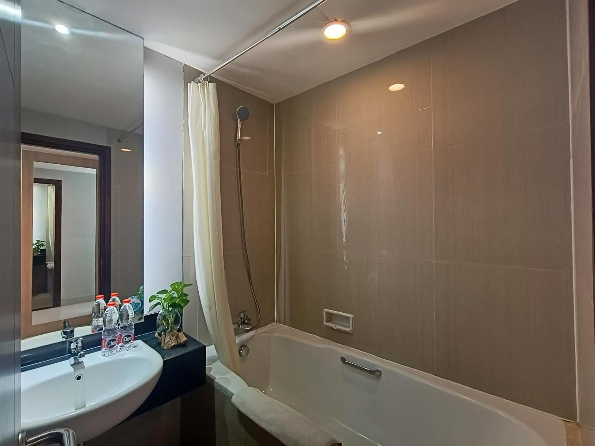Grand Cakra Hotel Malang Buitenkant foto