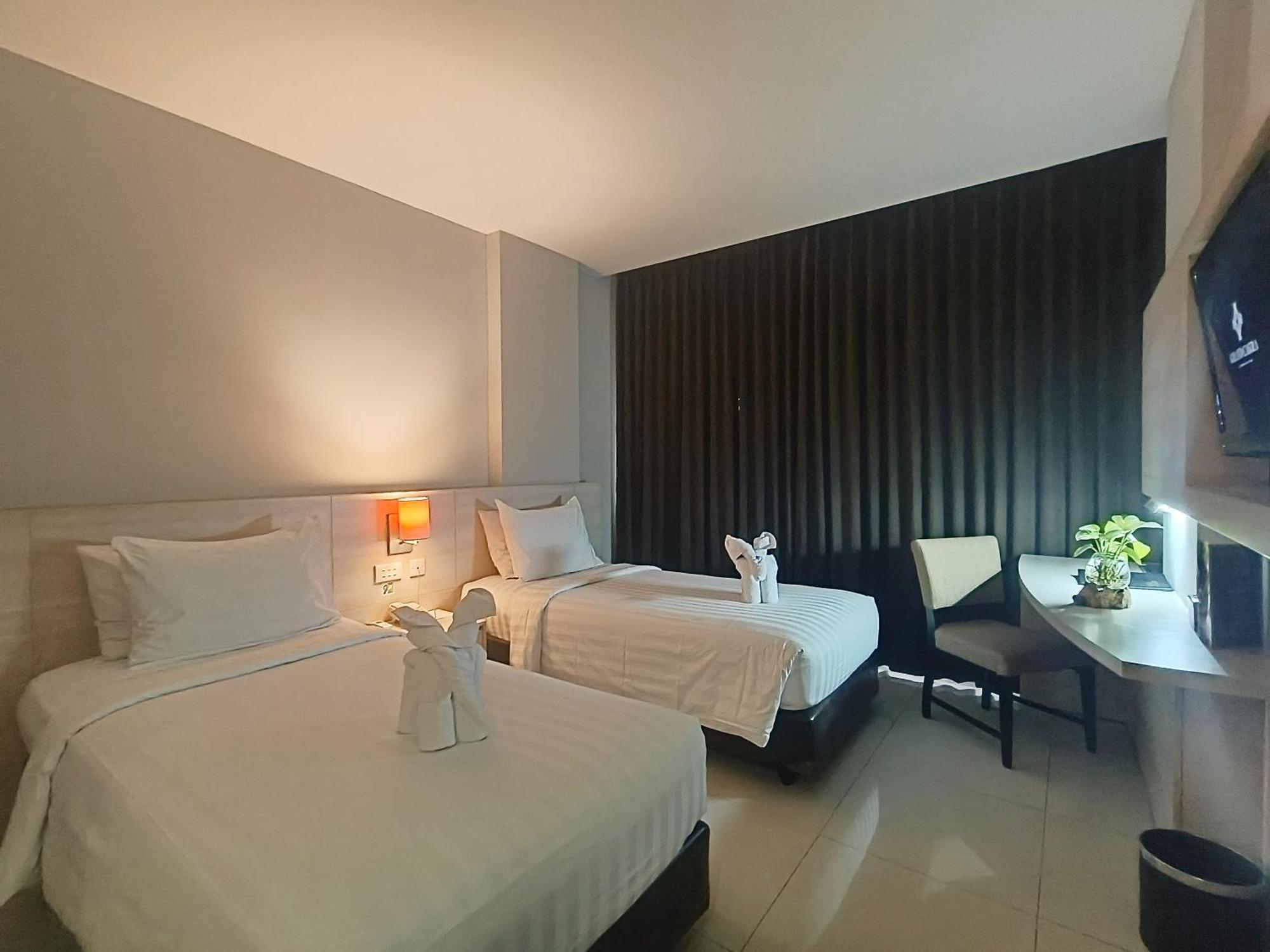 Grand Cakra Hotel Malang Buitenkant foto