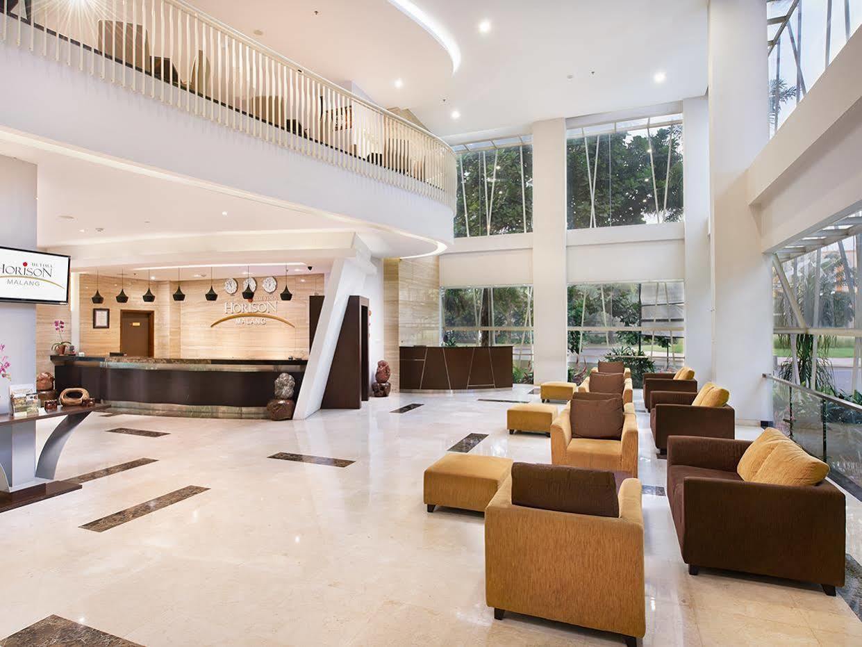 Grand Cakra Hotel Malang Buitenkant foto