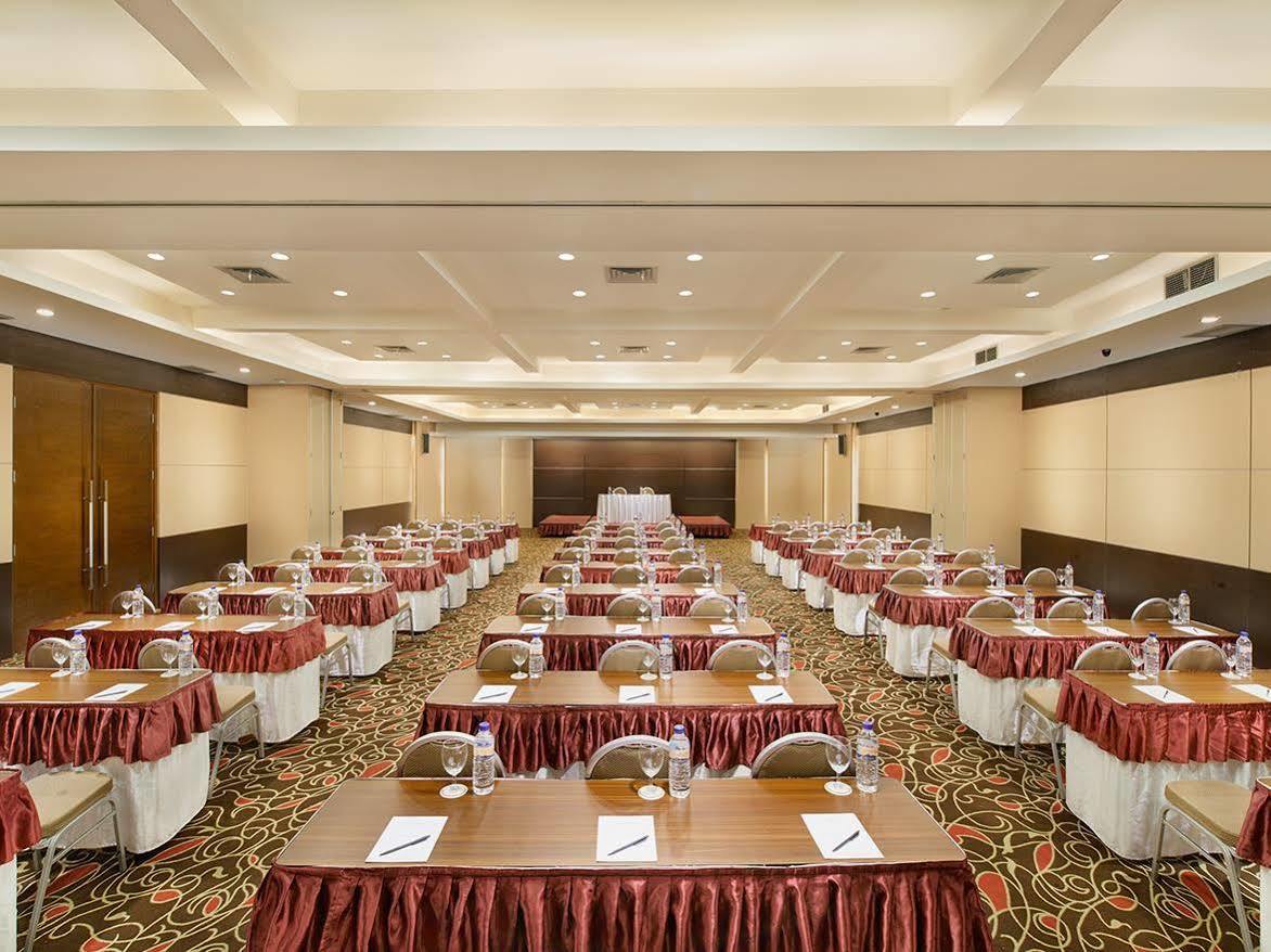Grand Cakra Hotel Malang Buitenkant foto