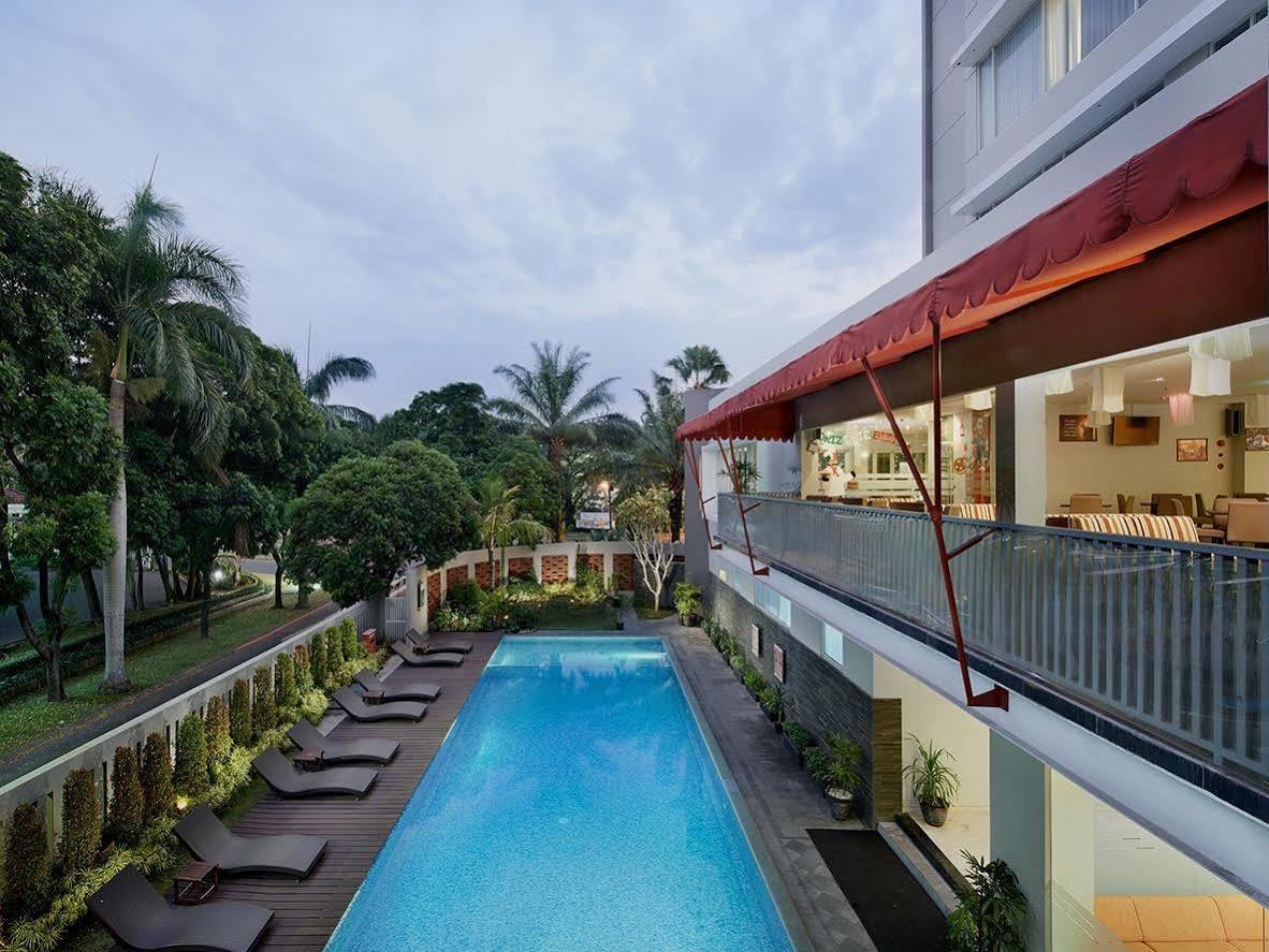 Grand Cakra Hotel Malang Buitenkant foto