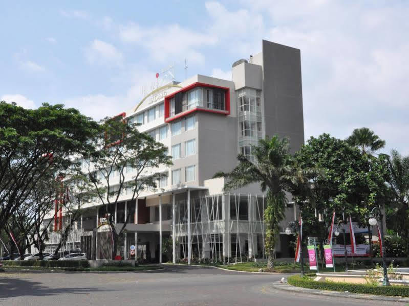 Grand Cakra Hotel Malang Buitenkant foto