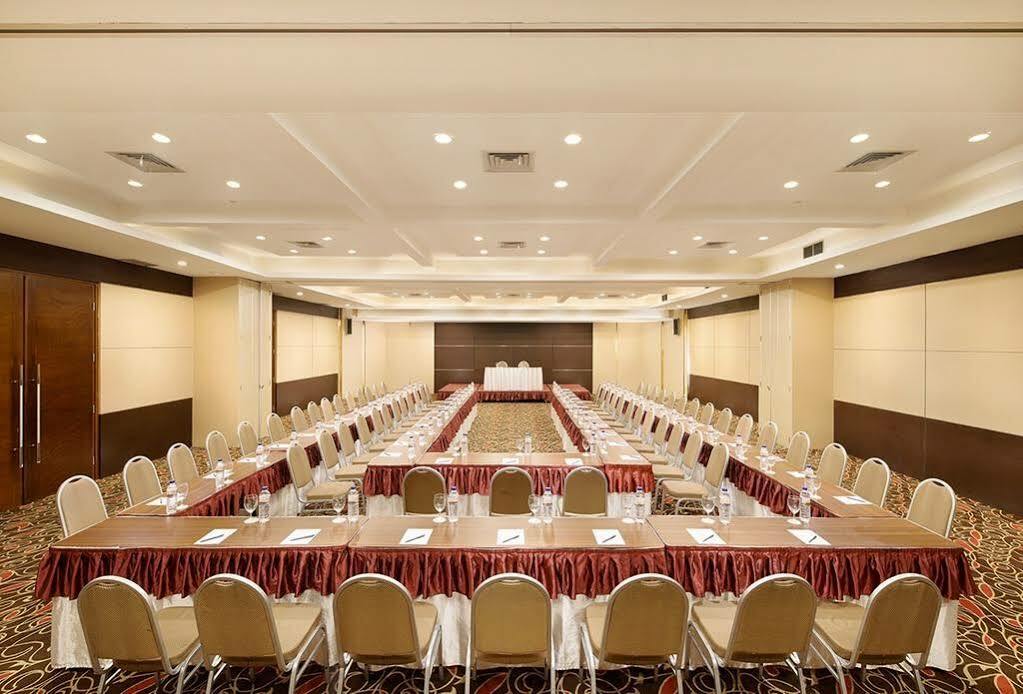Grand Cakra Hotel Malang Buitenkant foto